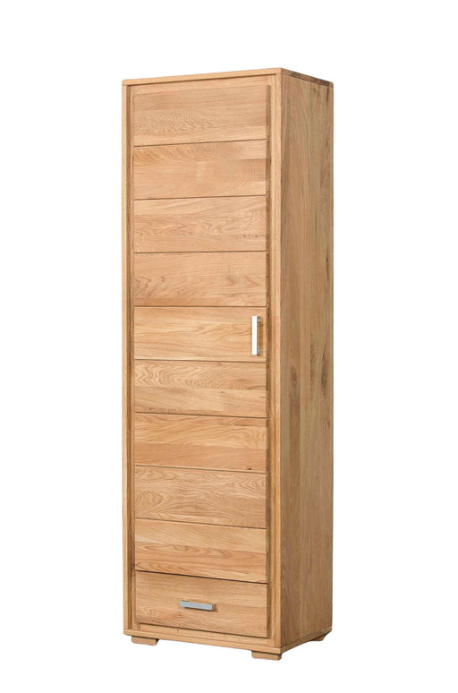 Dielenschrank Basel Türanschlag links in Wildeiche mit horizontal verlaufenden Holzlamellen auf der Tür.