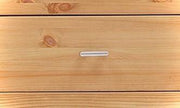 Schubladenkommode VITA 2+3 Kommode mit 5 Schüben, Detailansicht einer Schublade mit Metallgriff aus Kiefer massiv.