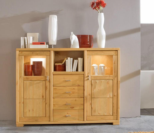 Highboard VITA Kommode mit Kiefer-Massivholz, zwei verglasten Türen und mittiger Schubladenfront in Gesamtansicht.