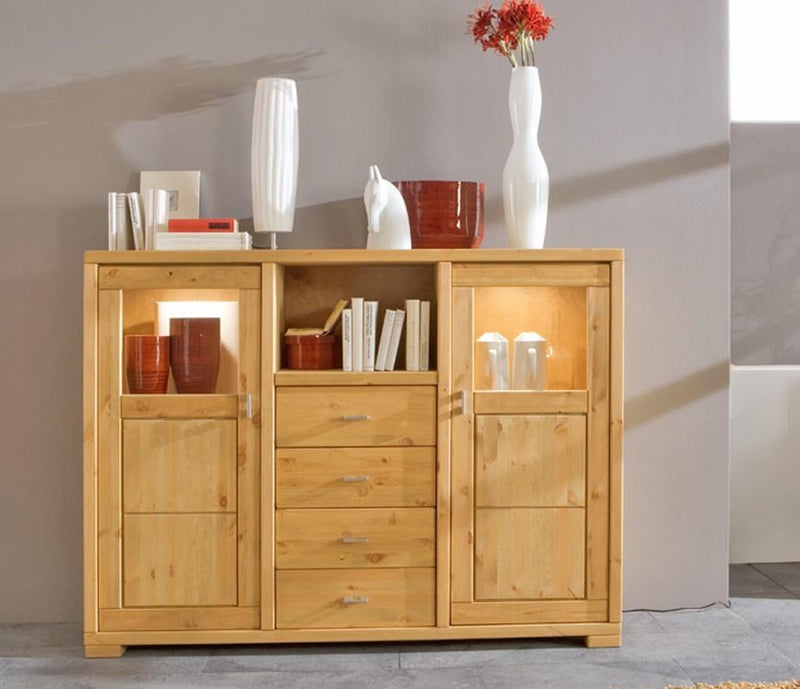 Highboard VITA Kommode mit Kiefer-Massivholz, zwei verglasten Türen und mittiger Schubladenfront in Gesamtansicht.