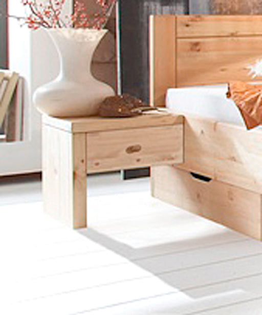 Nachtkonsole Nachttisch VITA XL mit Schublade Kiefer massiv in Gesamtansicht neben einem Bett.
