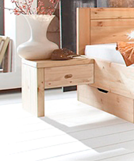 Nachtkonsole Nachttisch VITA XL mit Schublade Kiefer massiv in Gesamtansicht neben einem Bett.