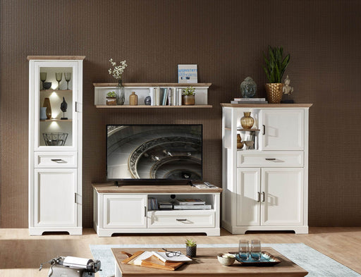 Wohnwand JASMIN UH80 Pinie weiß in vierteiliger Anordnung mit TV-Lowboard, Wandregal und zwei Hochschränken im Landhausstil.
