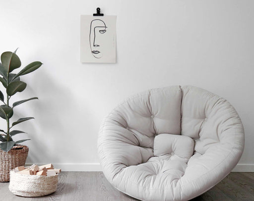 Design Schlafsessel NIDO von Karup Futon Polster in Hellgrau, Gesamtansicht in einem minimalistischem Wohnzimmer.