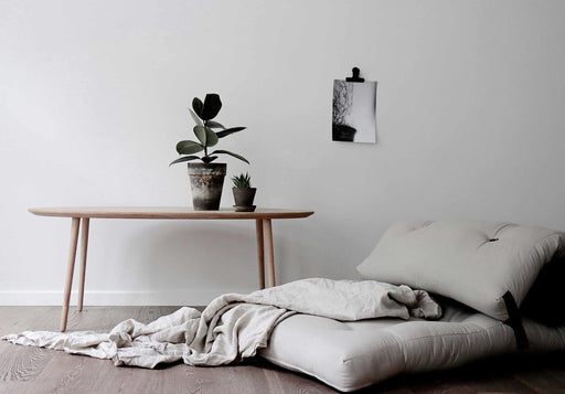 Design Tagesliege Matratze WRAP mit Nackenkissen von Karup in Gesamtansicht mit Bettwäsche und Kissen im Schlafzimmer.