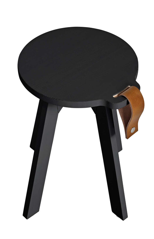 Beistelltisch Hocker COUNTRY mit schwarzer runder Tischplatte, drei schwarzen Beinen und Ledergriff, Gesamtansicht.