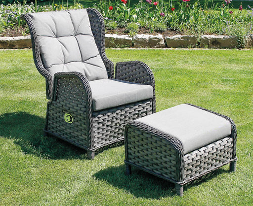 Gartensessel Relaxsessel COMFORT mit grauem Bezug und dunkelgrauem Geflecht in Gesamtansicht auf Rasen mit passendem Hocker.