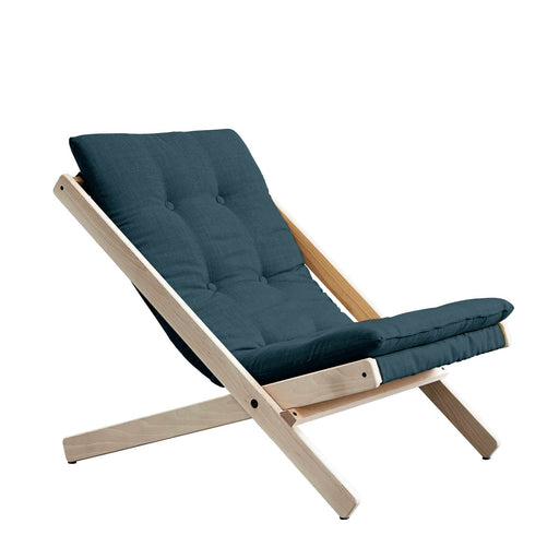 Design Klappsessel BOOGIE Buche massiv unbehandelt mit dunkelblauem Polster in Gesamtansicht.