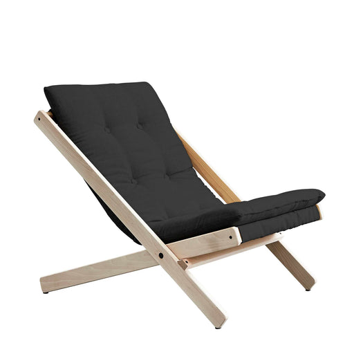 Design Klappsessel BOOGIE aus Buche massiv mit schwarzem Sitzkissen in Gesamtansicht.
