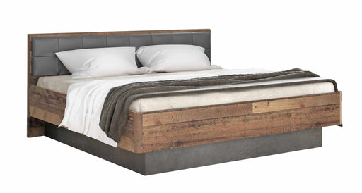 Doppelbett CLIF 180 x 200 cm in Old Wood Vintage mit dunkelgrauem Betonsockel, Gesamtansicht von vorne.