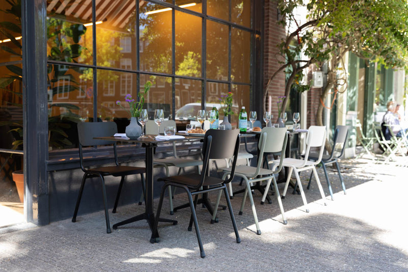 Gartenstuhl Stapelstuhl BACK TO SCHOOL OUTDOOR Black von ZUIVER