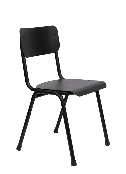 Gartenstuhl Stapelstuhl BACK TO SCHOOL OUTDOOR Black von ZUIVER in schwarzer Ausführung, Gesamtansicht von vorne.