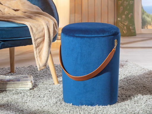 Polsterhocker PAPUA in Blau mit braunem Ledergriff, Gesamtansicht im Wohnzimmer.