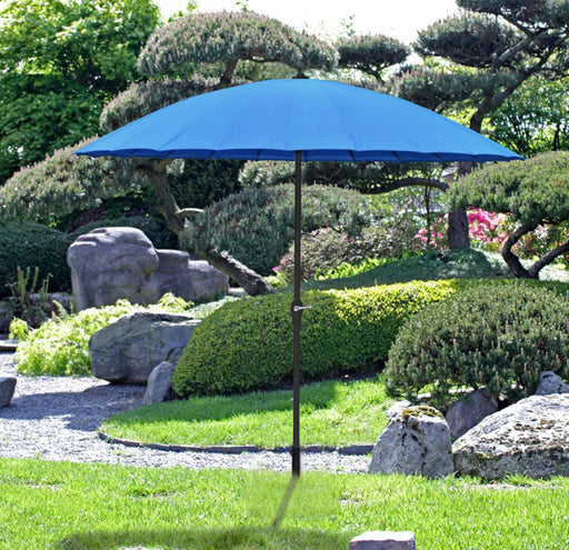 Sonnenschirm CABRERA Blau Ø 255 cm mit Handkurbel in Gesamtansicht im Garten aufgespannt.