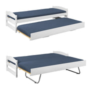 Ausziehbett VINDAS mit weißem Kiefernholzrahmen, oberes Bett eingeklappt und unteres Bett mit dunkelblauer Matratze ausgezogen.