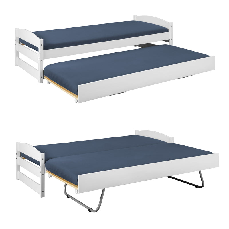 Ausziehbett VINDAS mit weißem Kiefernholzrahmen, oberes Bett eingeklappt und unteres Bett mit dunkelblauer Matratze ausgezogen.