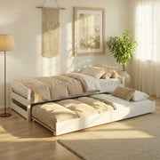 Ausziehbett Sofabett VINDAS mit ausgefahrenem Zusatzbett in weißer Kiefer Massivholz, Gesamtansicht im Schlafzimmer.