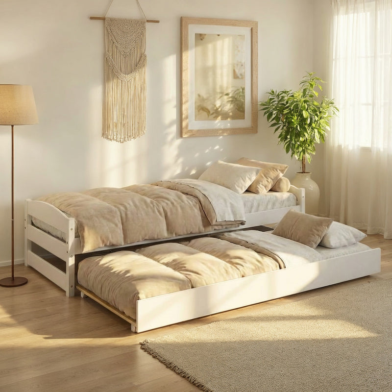 Ausziehbett Sofabett VINDAS mit ausgefahrenem Zusatzbett in weißer Kiefer Massivholz, Gesamtansicht im Schlafzimmer.