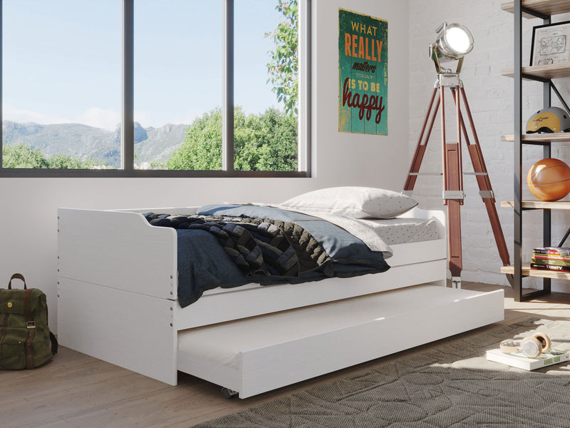 Kinderbett Jugendbett LOTAR in Weiß mit ausziehbarem Bettkasten, Gesamtansicht im Jugendzimmer.