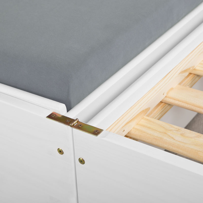 Detailaufnahme der Metallbeschläge und Holzkonstruktion am Kinderbett LOTAR mit grauer Matratze.