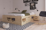 Funktionsbett Claas mit Stauraum unter der Liegefläche, Schubladen und offenen Fächern in Kiefernholz, Gesamtansicht.