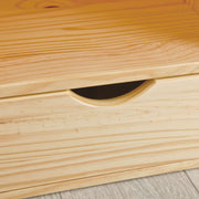 Detailaufnahme des ergonomischen Griffes am Funktionsbett Doppelbett Claas 180 x 200 Kiefer massiv natur lackiert.