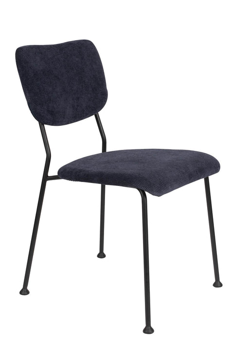Esszimmerstuhl BENSON DARK BLUE von ZUIVER in Gesamtansicht mit dunkelblauem Cordstoff und schwarzem Metallgestell.