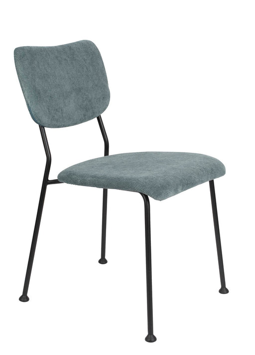 Esszimmerstuhl BENSON GREY BLUE von ZUIVER mit gepolstertem Cordstoff und schwarzem Metallgestell in Gesamtansicht.