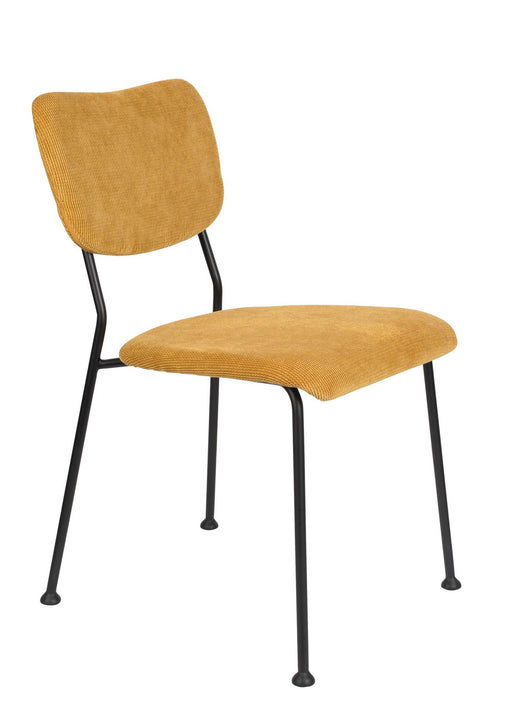 Esszimmerstuhl BENSON OCHRE mit gelbem Cordstoff und schwarzem Metallgestell, Gesamtansicht von vorne.