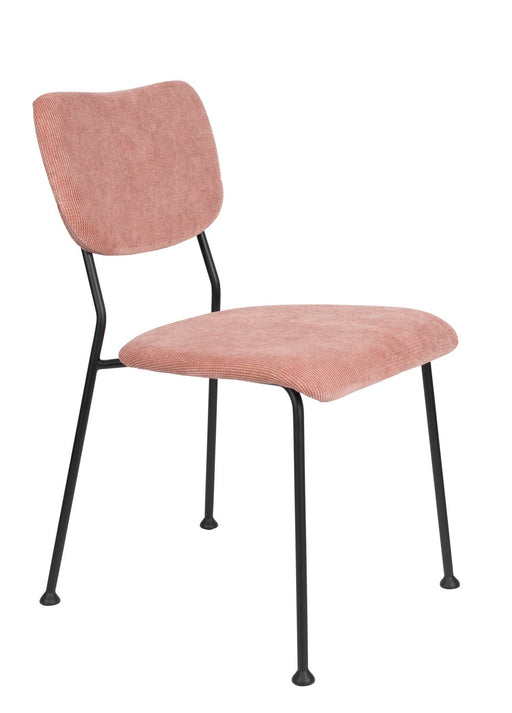 Esszimmerstuhl BENSON PINK von ZUIVER in Gesamtansicht mit rosa Cordstoff und schwarzem Metallgestell.
