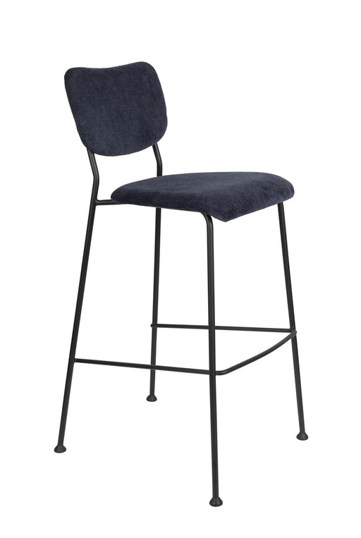 Barhocker BENSON DARK BLUE mit gepolstertem Sitz und Rückenlehne aus Cordstoff, schwarzes Metallgestell, Frontansicht.