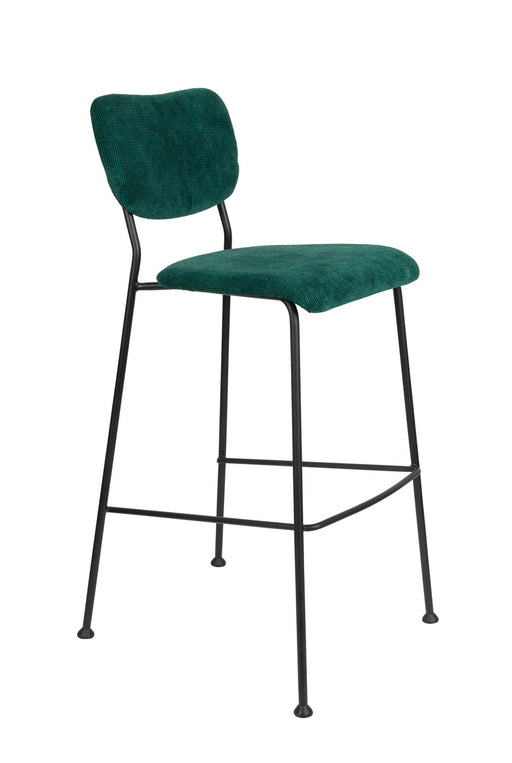 Barhocker BENSON GREEN von ZUIVER mit grünem Cordstoff und schwarzem Metallgestell in Gesamtansicht.