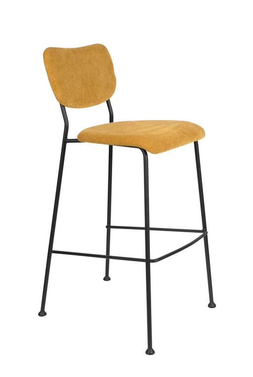 Barhocker BENSON OCHRE mit gepolsterter Sitzfläche und Rückenlehne aus Cordstoff, schwarzes Metallgestell.