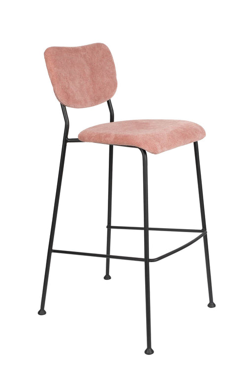 Barhocker BENSON PINK von ZUIVER mit rosa Cordstoff und schwarzem Metallgestell in Gesamtansicht.