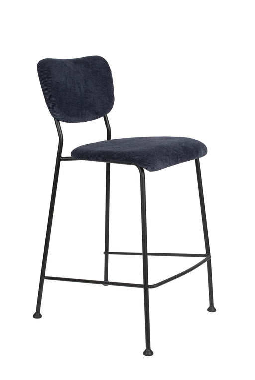 Tresenhocker BENSON DARK BLUE von ZUIVER mit dunkelblauem Cordstoff und schwarzem Metallgestell in Gesamtansicht.
