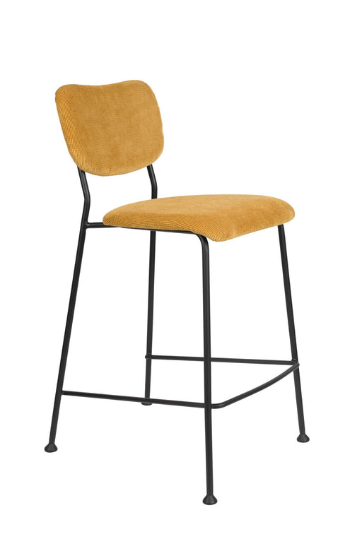 Tresenhocker BENSON OCHRE mit goldenem Cordstoff und schwarzem Metallgestell in Gesamtansicht.
