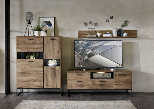 Wohnwand MANHATTAN VV81 Haveleiche Cognac in Gesamtansicht mit TV-Lowboard, Hochschrank und Wandregal.