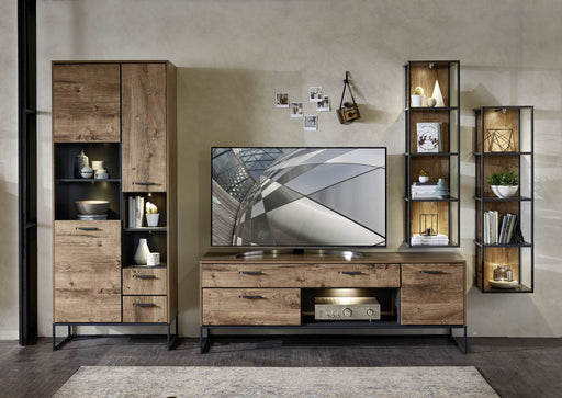 Wohnwand MANHATTAN VV82 Haveleiche Cognac mit TV-Lowboard, Hängeschrank und seitlichen Wandregalen in Gesamtansicht.