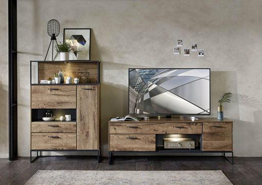 Gesamtansicht der Wohnwand MANHATTAN VV83 Haveleiche Cognac mit Highboard, TV-Lowboard und schwarzem Metallrahmen.