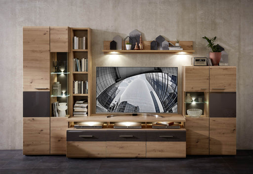Wohnwand BAJAZZO TWO HH81 Gesamtansicht mit Eichenholz-Nachbildung, TV-Paneel und schwarzen Fronten.
