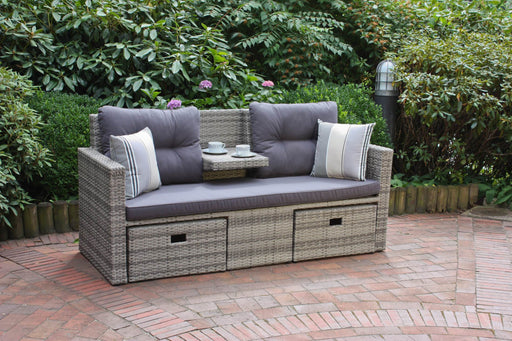 Gartensofa VALLETTA in Schilfgrau mit Auflagen, Stauraum-Schubladen und klappbarem Tisch, Gesamtansicht.