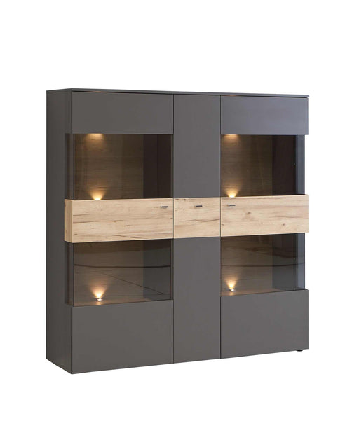 Highboard Vitrine COMO 3-trg. in Grau mit Planked-Eiche-Front, Glasvitrinen und integrierter Beleuchtung, Gesamtansicht.