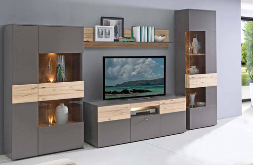 Wohnwand COMO rechts in Grau und Planked Eiche mit LED-beleuchteten Glasvitrinen und Holzfronten im Gesamtüberblick.