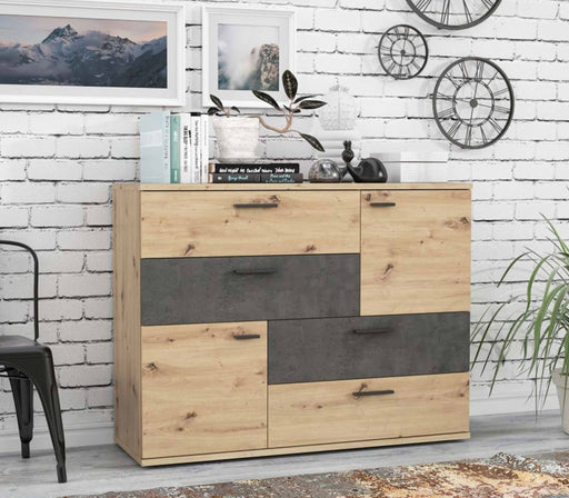 Kommode Sideboard SKIVE mit Artisan-Eiche-Fronten und dunkelgrauen Betonoptik-Elementen, Gesamtansicht von vorn.