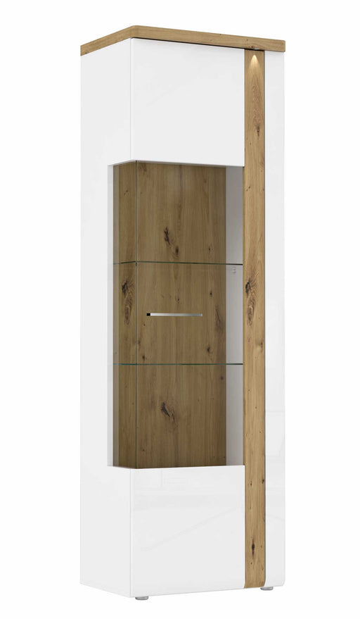 Vitrine TULUZA mit weißem Korpus, Glastür und Holzregalen in Artisan-Eiche-Optik, Gesamtansicht.