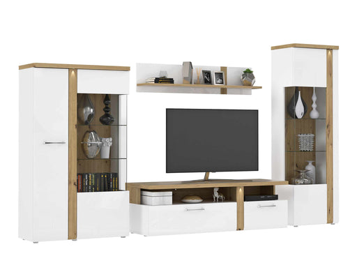 Gesamtansicht der Wohnwand TULUZA mit weißen Schränken, Holzrahmen in Artisan-Eiche, Glasvitrinen und TV-Anbaubereich.