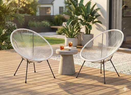 Gartensessel DALIDA im Acapulco Style 2er Set Weiß mit grauem Beistelltisch auf einer Terrasse.