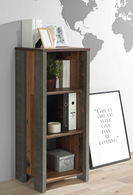 Regal CLIF 115 cm in Old Wood Vintage von Forte mit vier offenen Fächern, gefüllt mit Dekoration und Büchern.