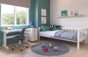 Sofabett Einzelbett SINTRO 90 x 200 cm aus Kiefer Massivholz in weiß lackiert, Gesamtansicht im Kinderzimmer.