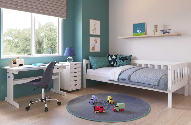 Sofabett Einzelbett SINTRO 90 x 200 cm aus Kiefer Massivholz in weiß lackiert, Gesamtansicht im Kinderzimmer.